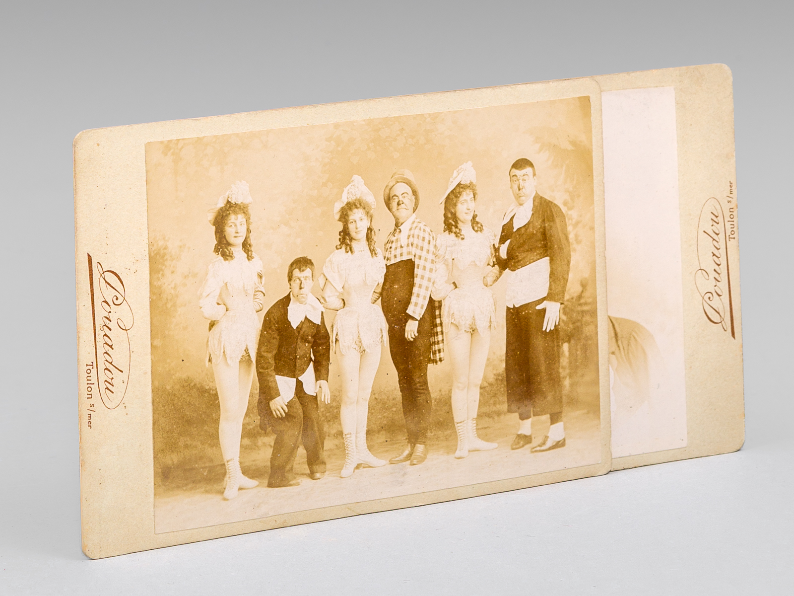 2 photos anciennes d'une troupe de 3 clowns accompagnés de …