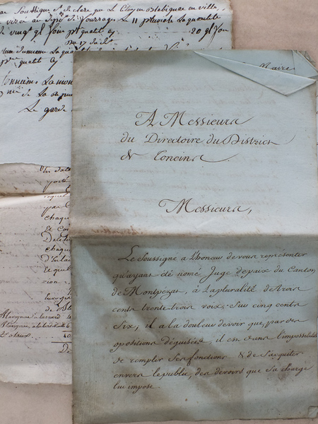 Lettre de 8 pp. adressée " A Messieurs du Directoire …