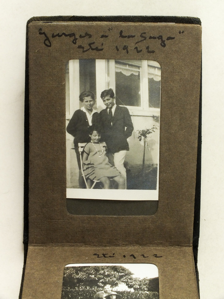 Petit album photo format in-18. 24 photos d'un adolescent et …