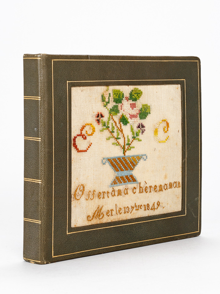 Reliure avec deux broderies anciennes insérées en plats : "Offert …