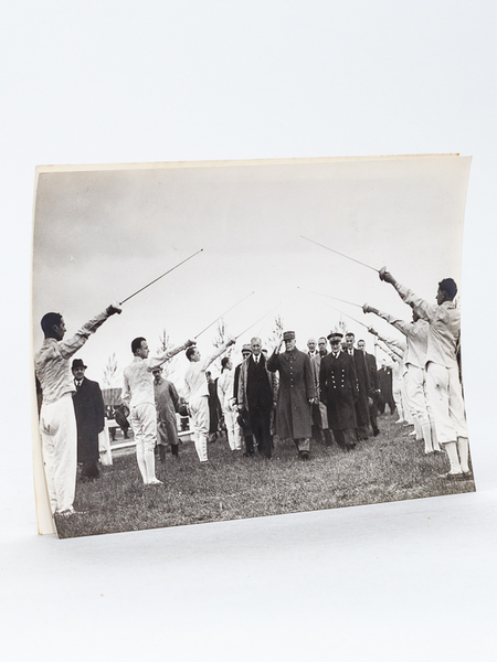 4 photos de presse réunissant le Maréchal Pétain et l'Amiral …
