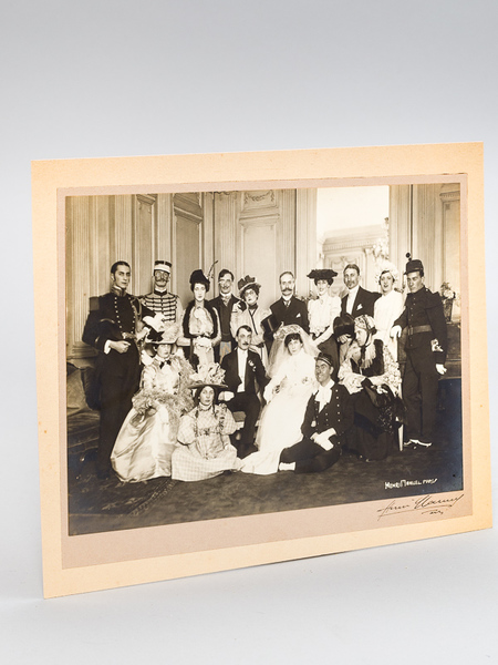 Photo de bal costumé ou bal travesti, signée par Henri …