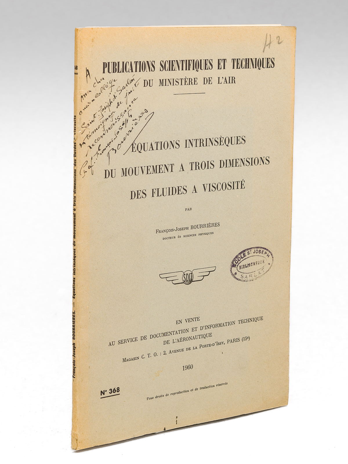 Équations intrinsèques du mouvement à trois dimensions des fluides à …