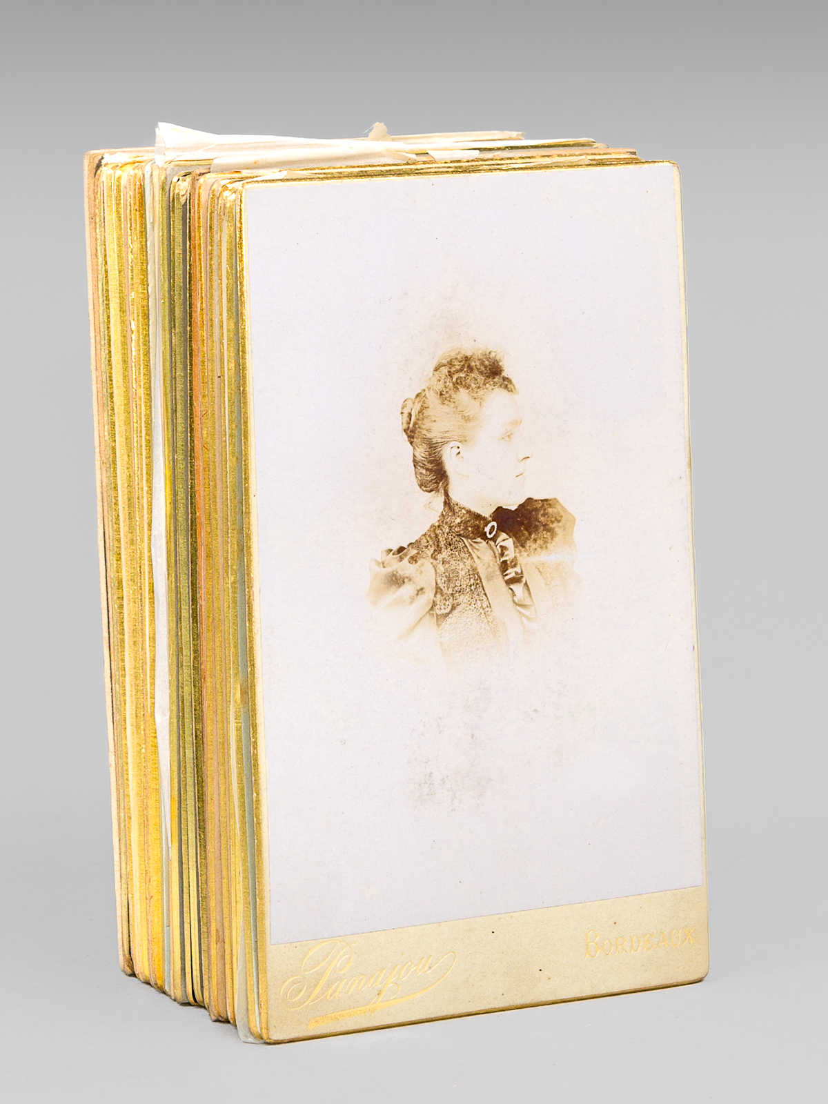 [ Lot de 26 portraits photographiques anciens par des photographes …