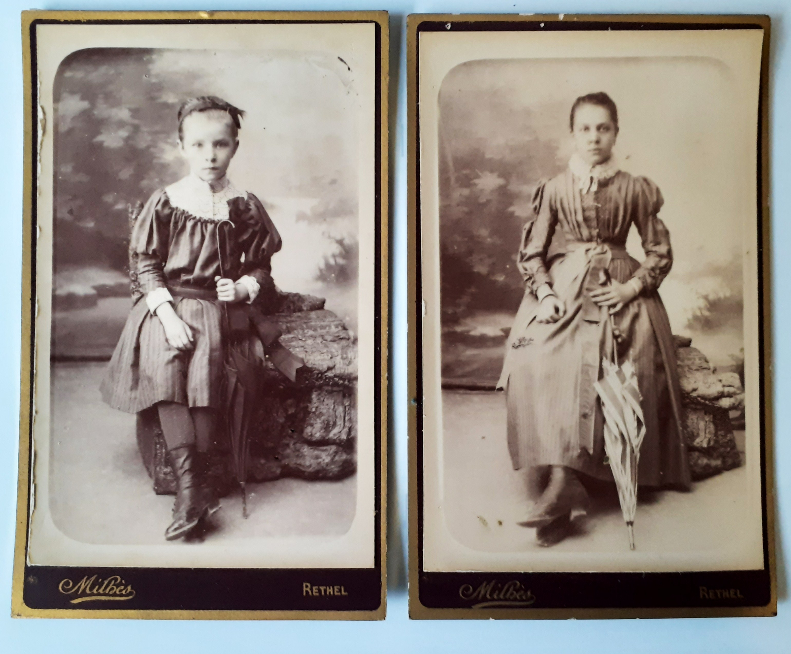 2 Carte da visite con posa identica - fotografo Milhés …