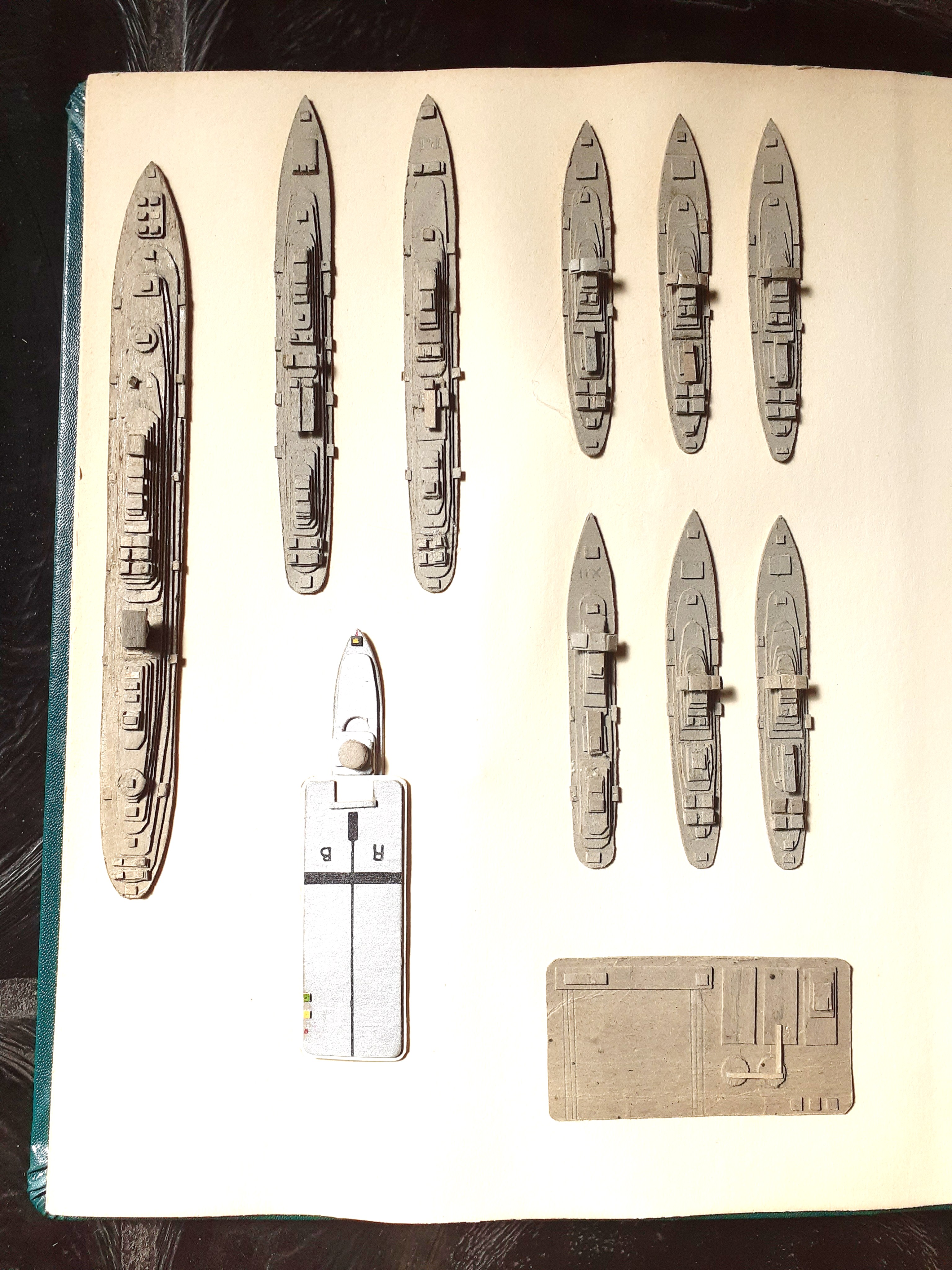 Album contenente modellini di aerei e navi anni '40/50