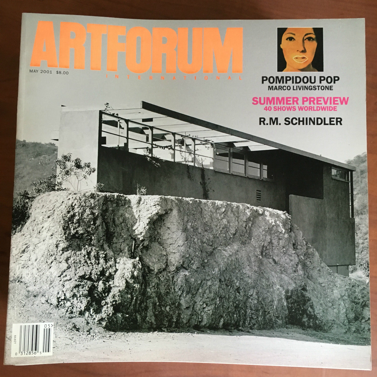 Artforum n^ 8 April 2001 Cover: Van Lieshout - E21192