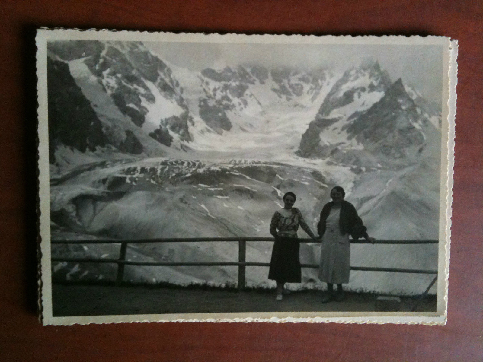 Cartolina fotografia vera anni '30 Donne posano davanti a panorama …