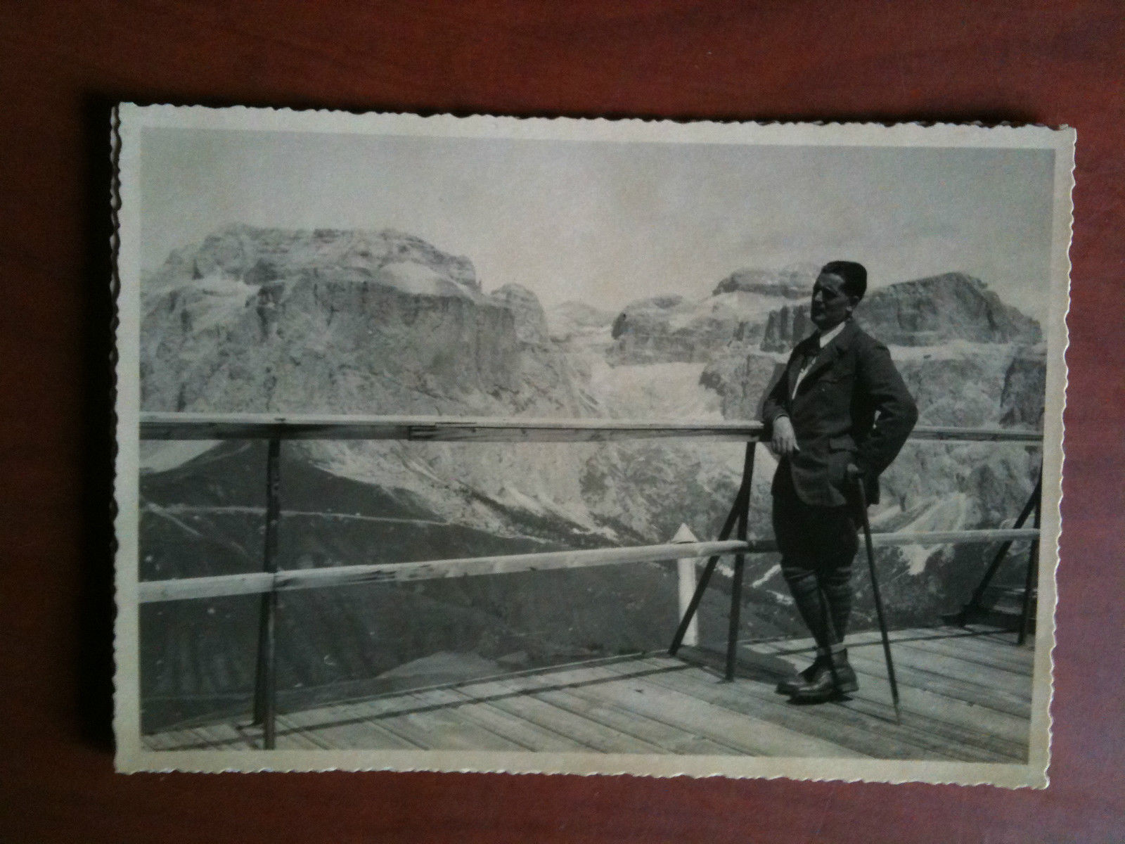 Cartolina fotografia vera anni '30 Uomo bastone posa davanti a …