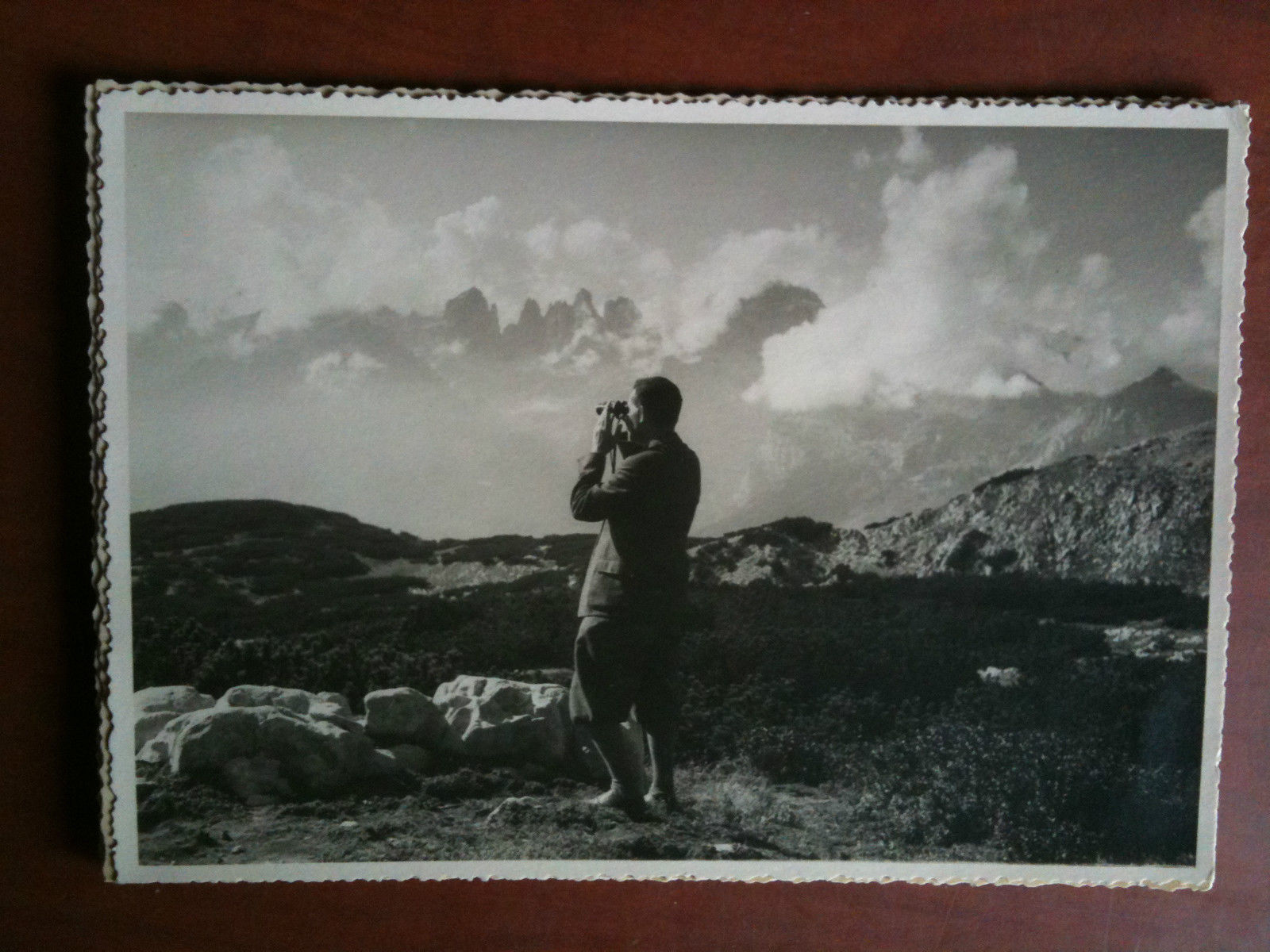 Cartolina fotografia vera anni '30 Uomo con binocolo osserva panorama …