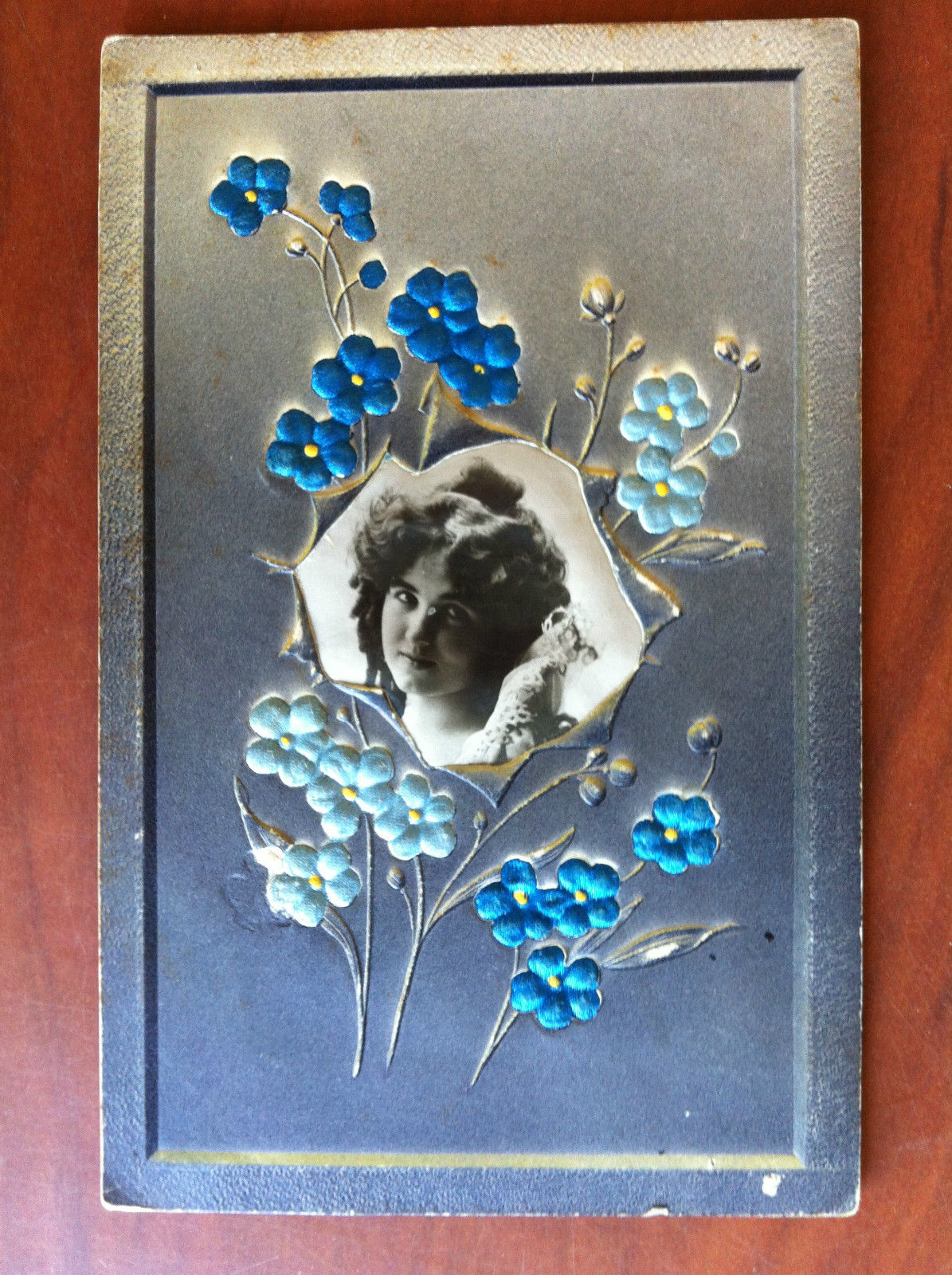 Cartolina inizi '900 Vera foto giovane donna fiori ricamati non …