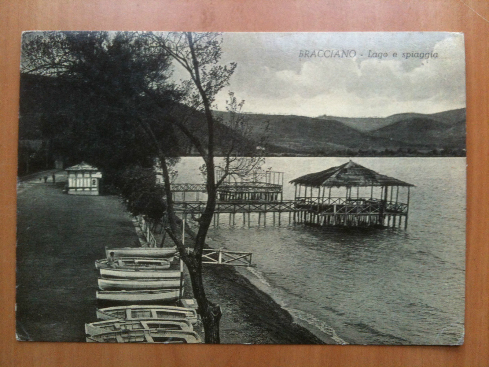 Cartolina metà '900 Bacciano Lago e spiaggia - viaggiata
