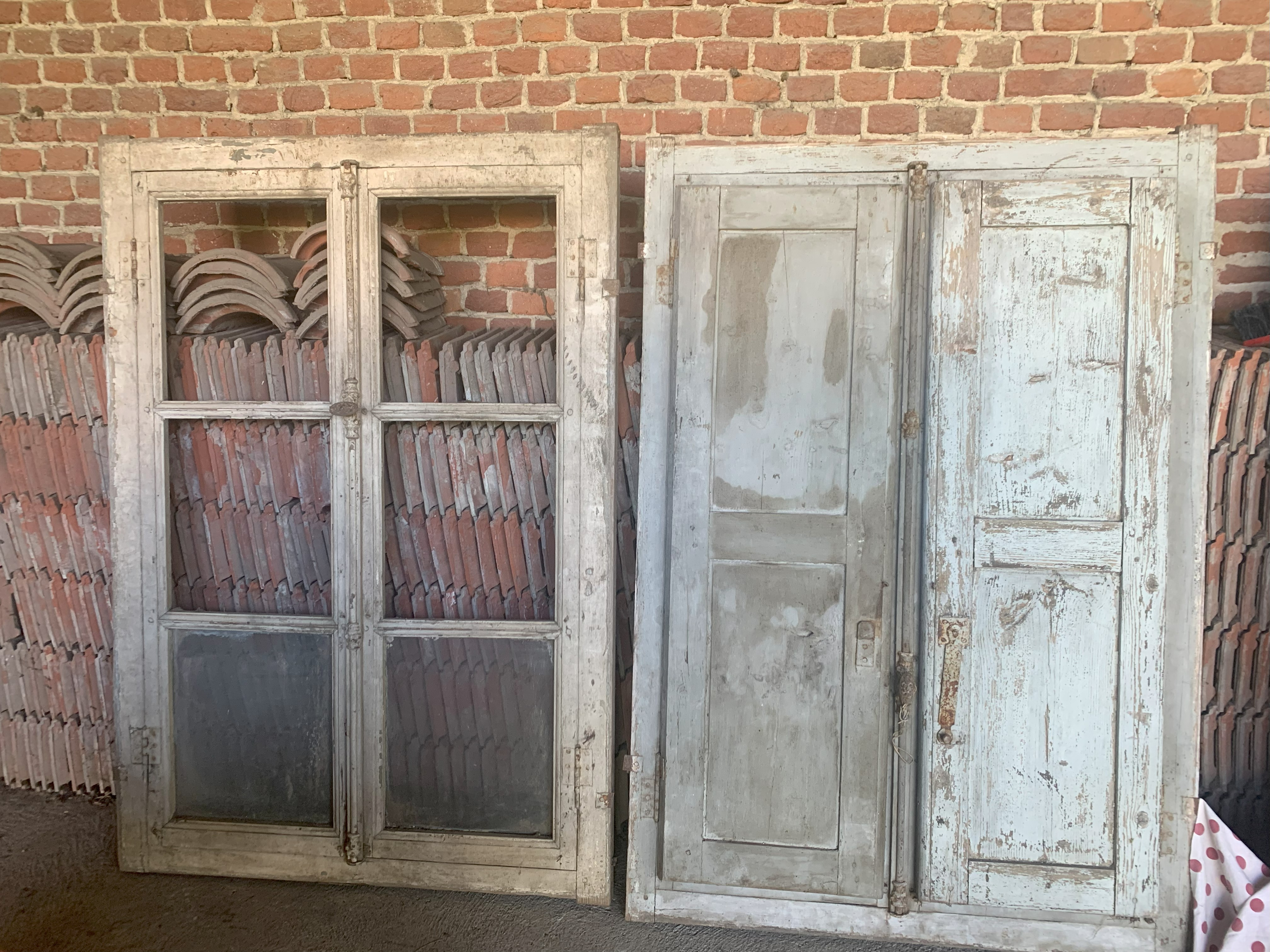 Due Serramenti antichi finestra con ante e senza