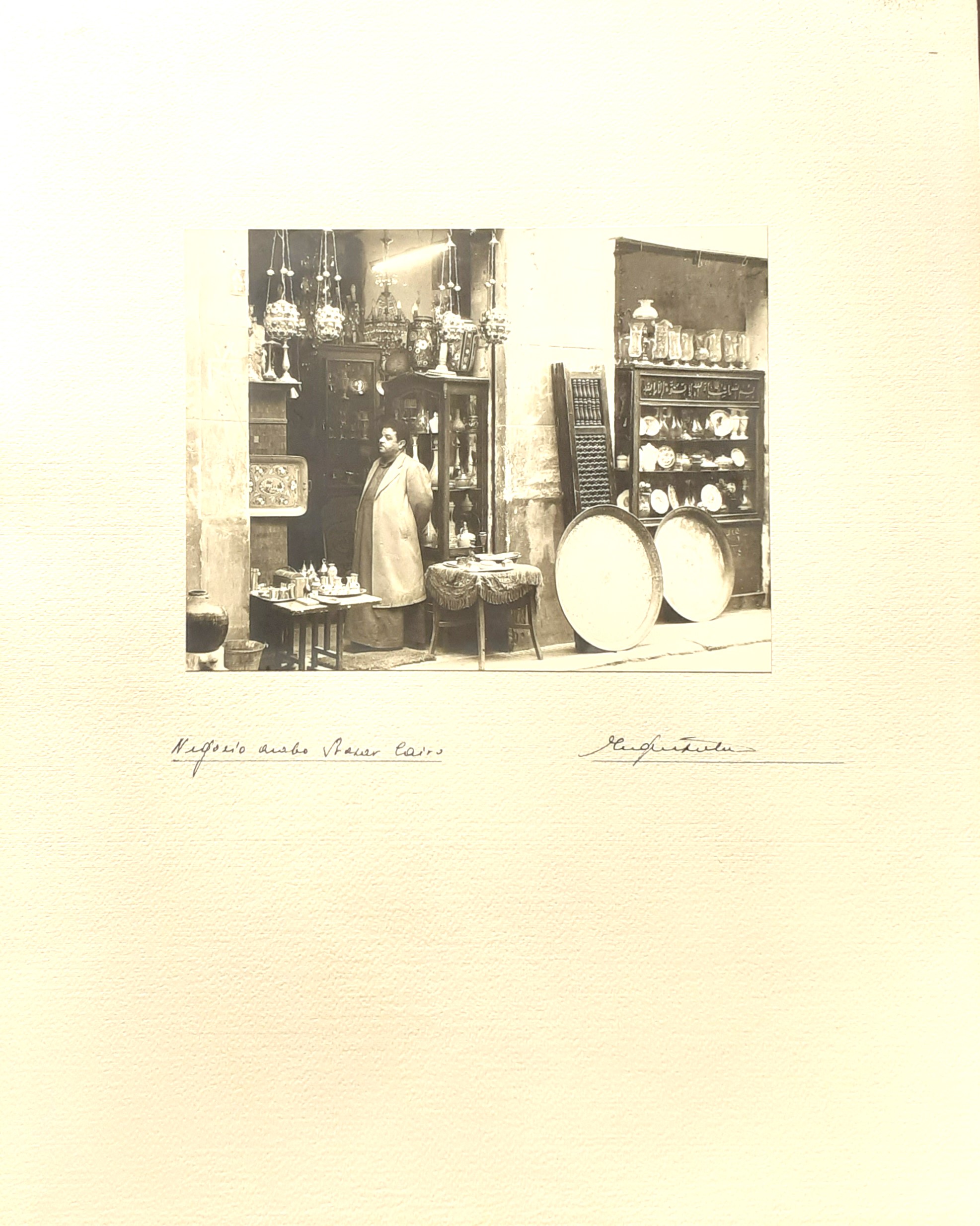 Fotografia di Pietro Bertolone "Negozio Arabo bazar Cairo" anni '60