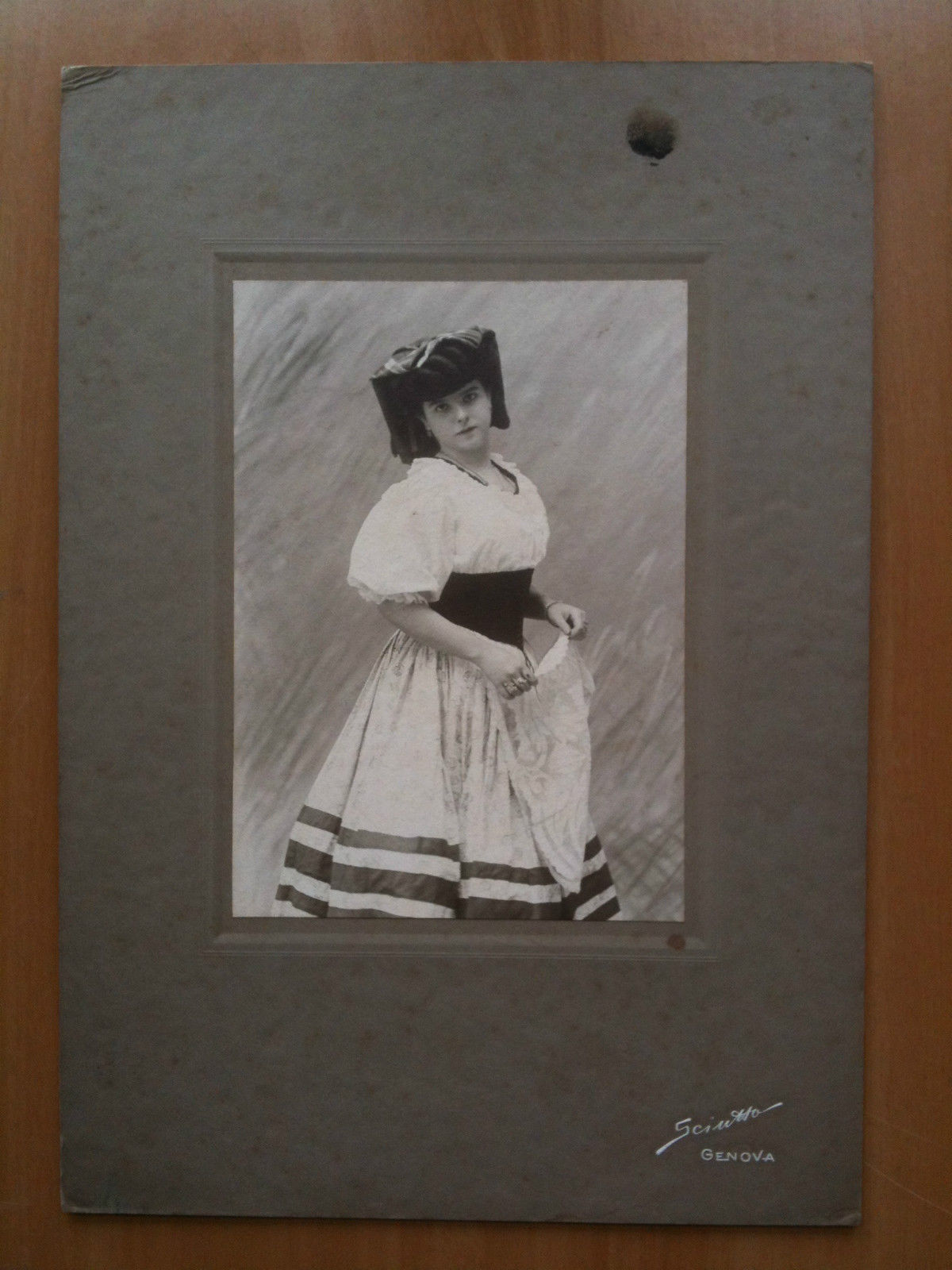 Fotografia originale '800 Donna in costume tradizionale Fotografo Sciutto Genova