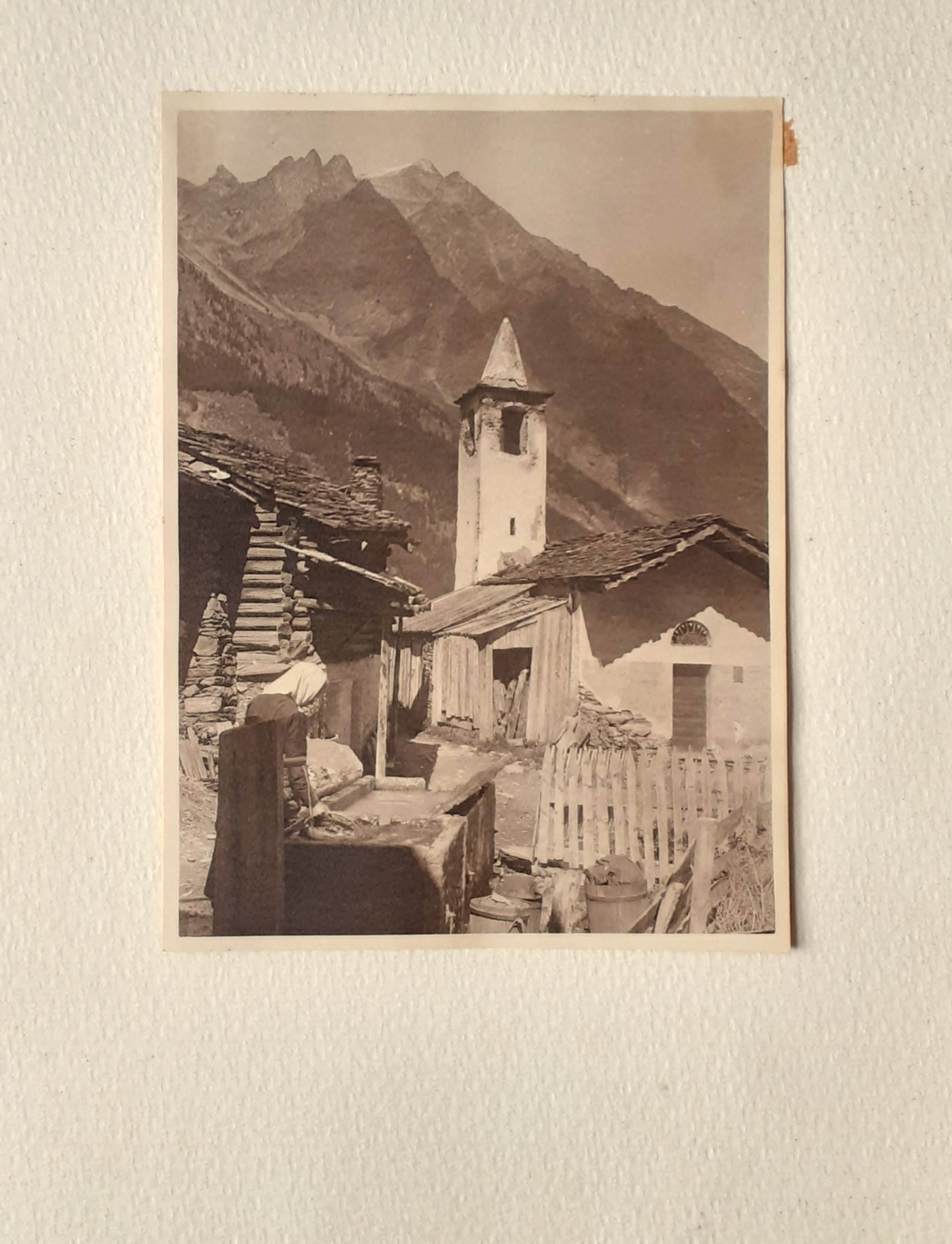 Fotografia originale anni '30 Montagna Piemonte chiesetta e lavandaia - …
