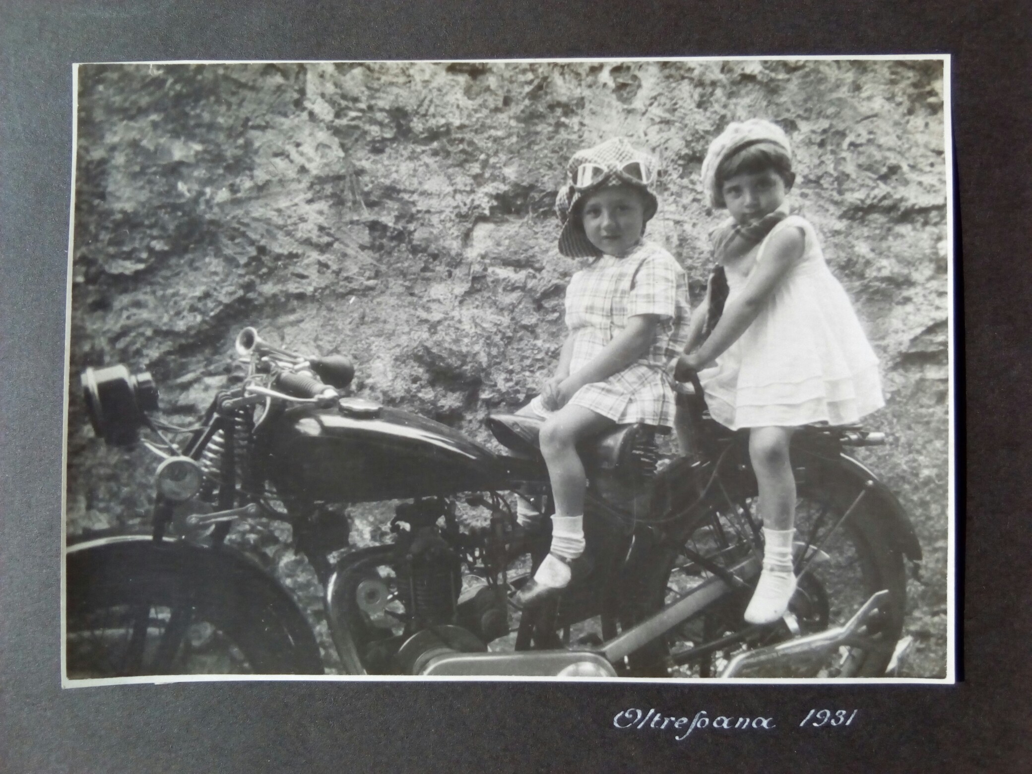 fotografia originale bambine motorizzate Valle Soana 1931
