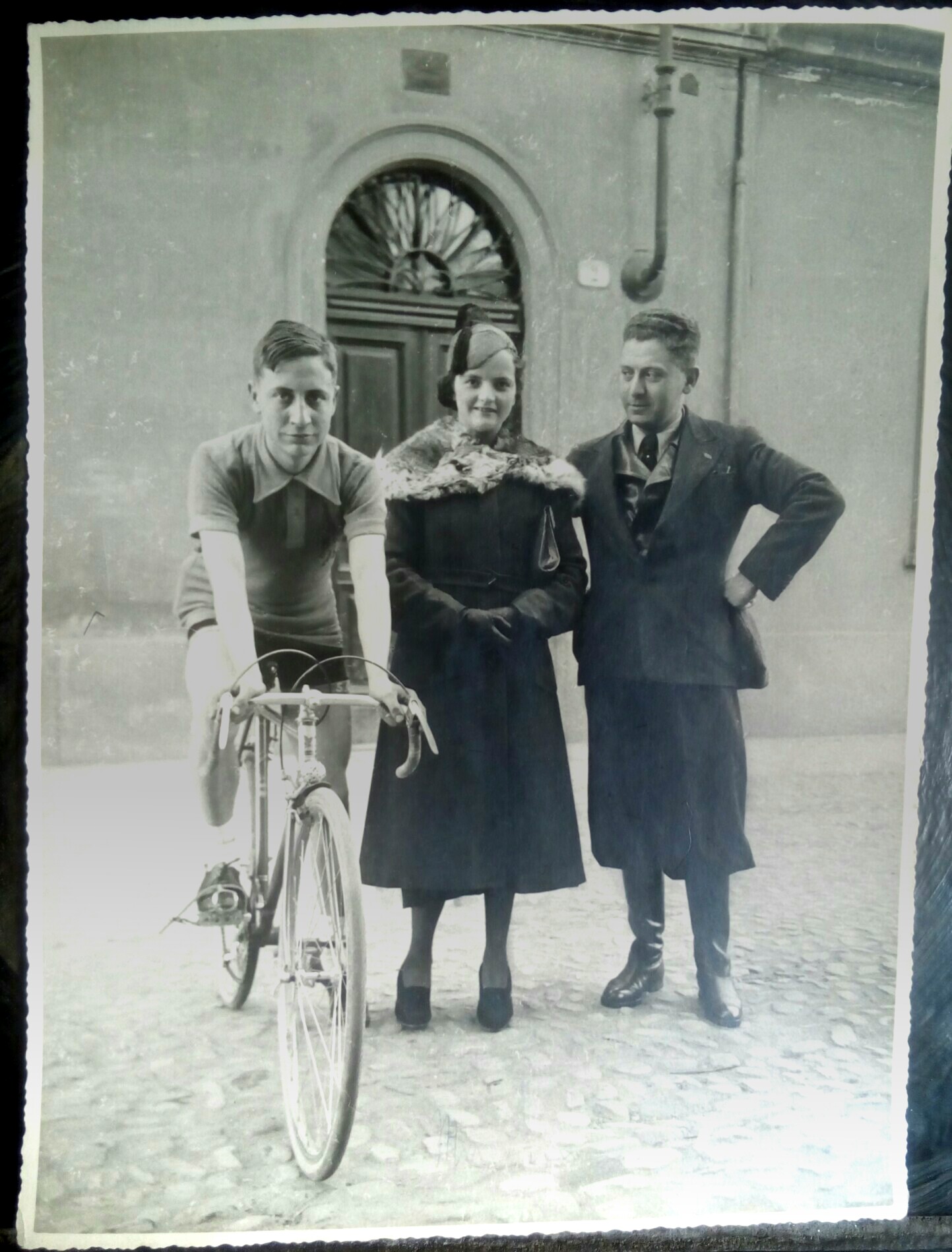 Fotografia originale "ritratto famigliare con ciclista" primi anni '40