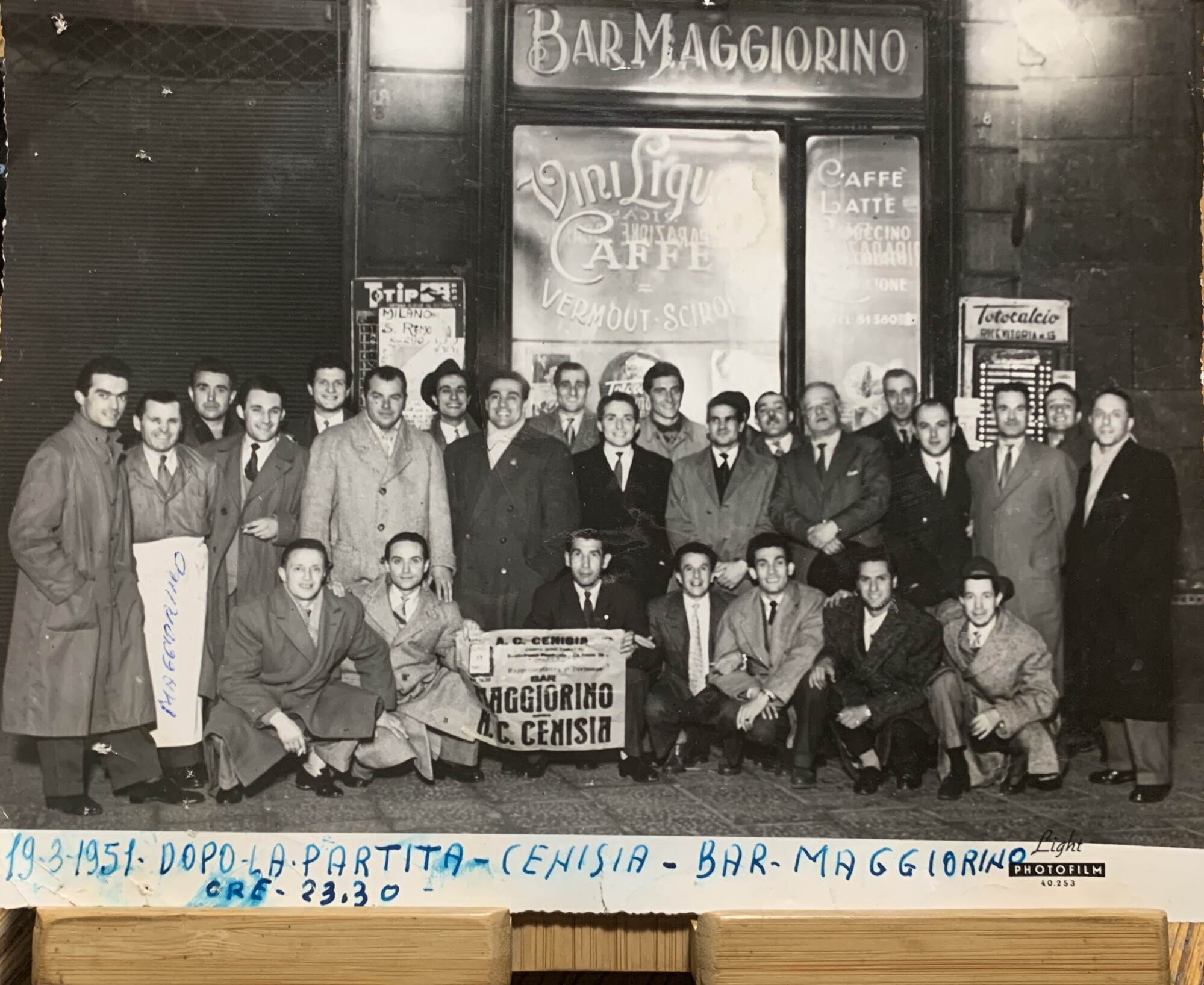 Fotografia ricordo partita di calcio Cenisia - Bar Maggiorino 1951