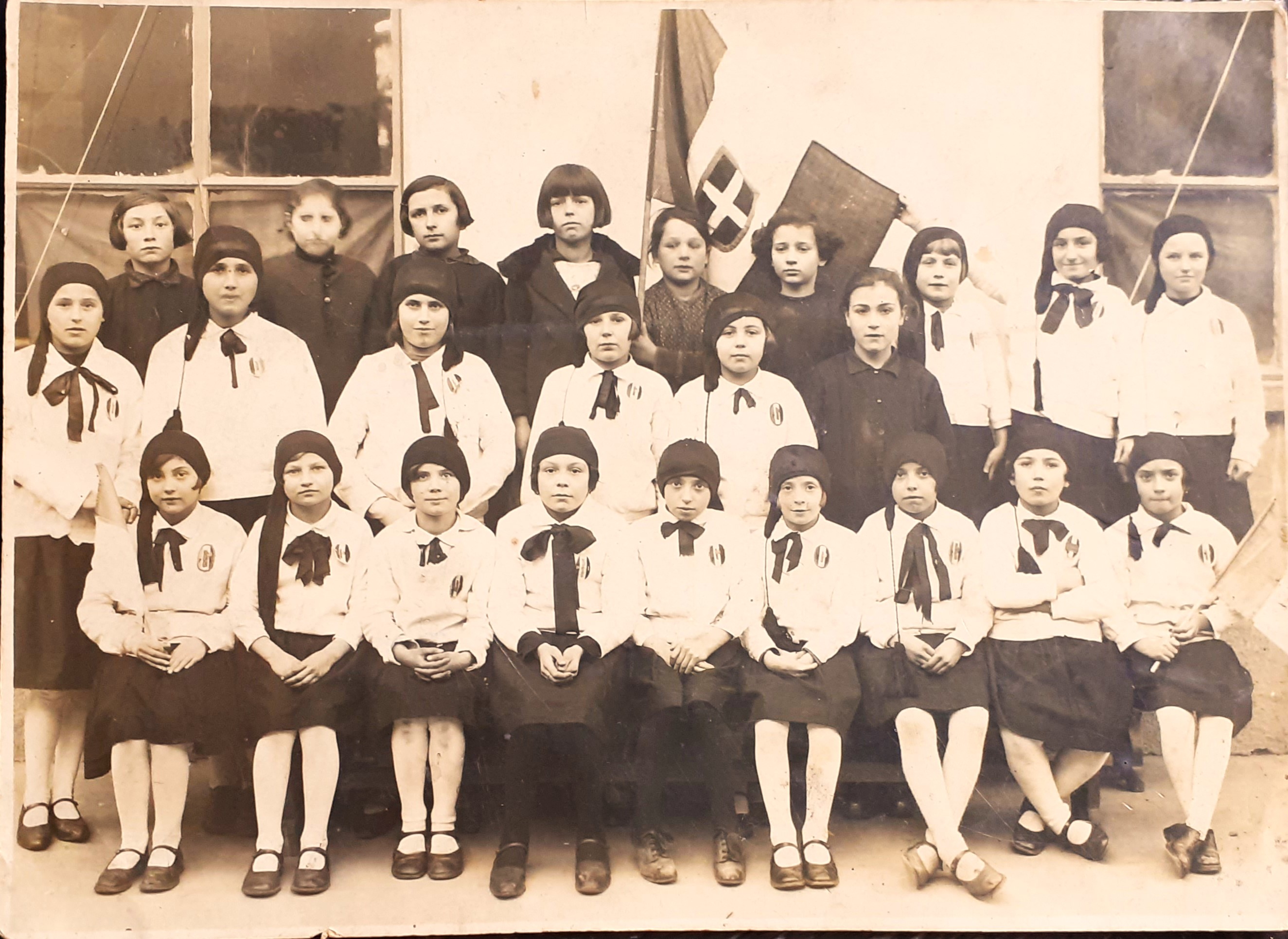 Gruppo scolastico 4^ Elementare 1930 Piccole Italiane e non