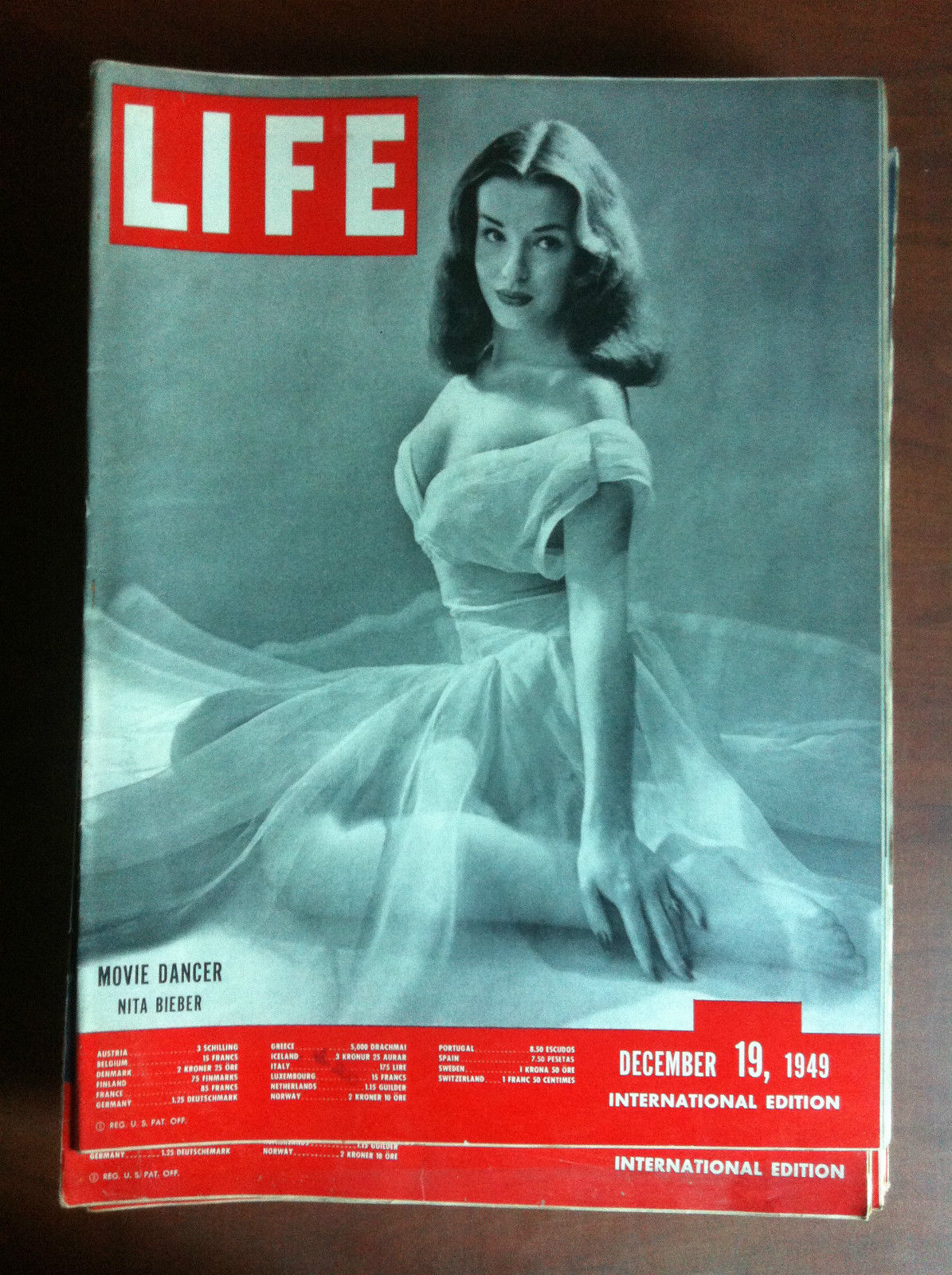 Life international Vol. 7 n^13 December 19, 1949 Cover Nita …