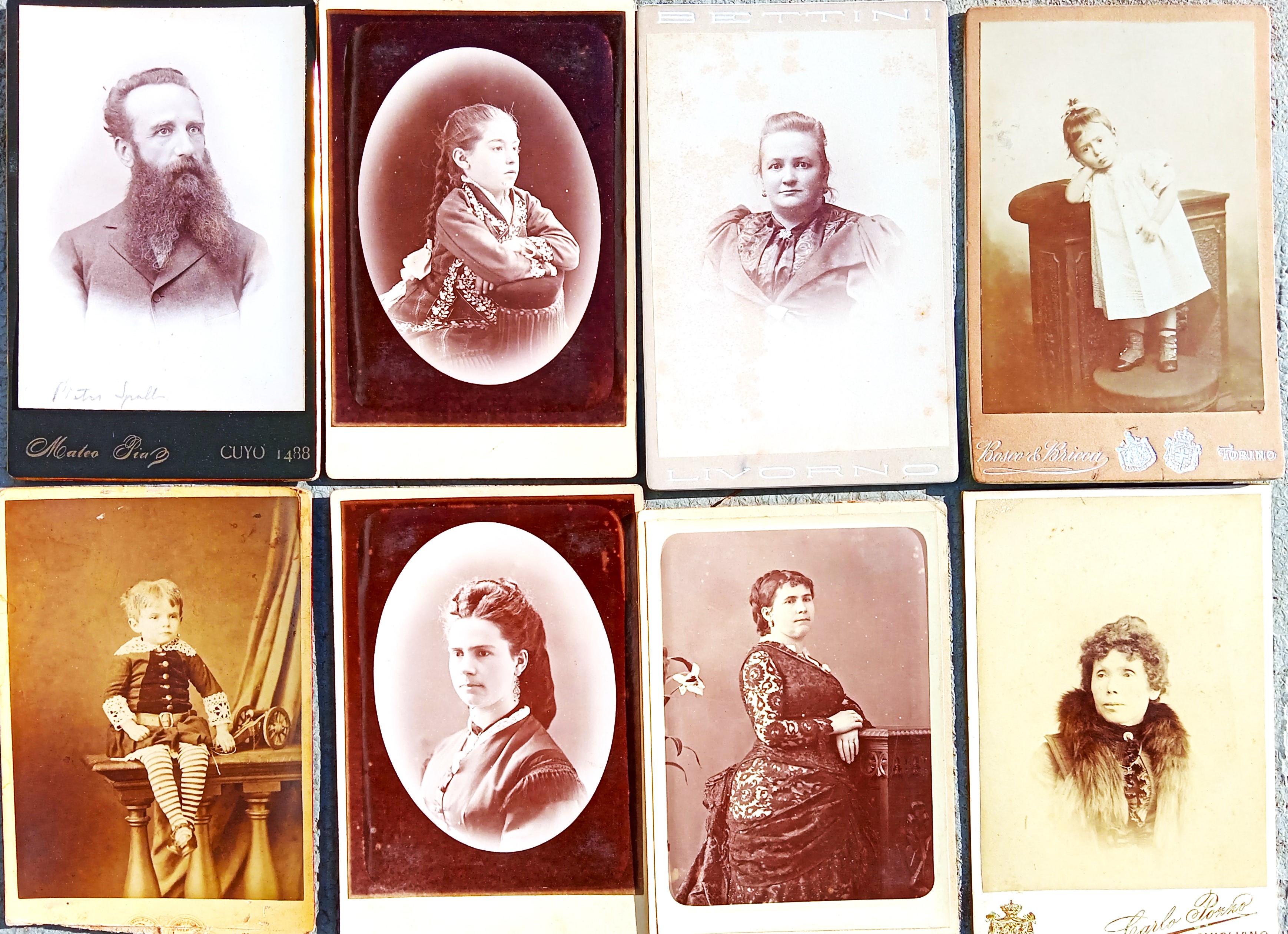 Lotto di otto fotografie originali formato album