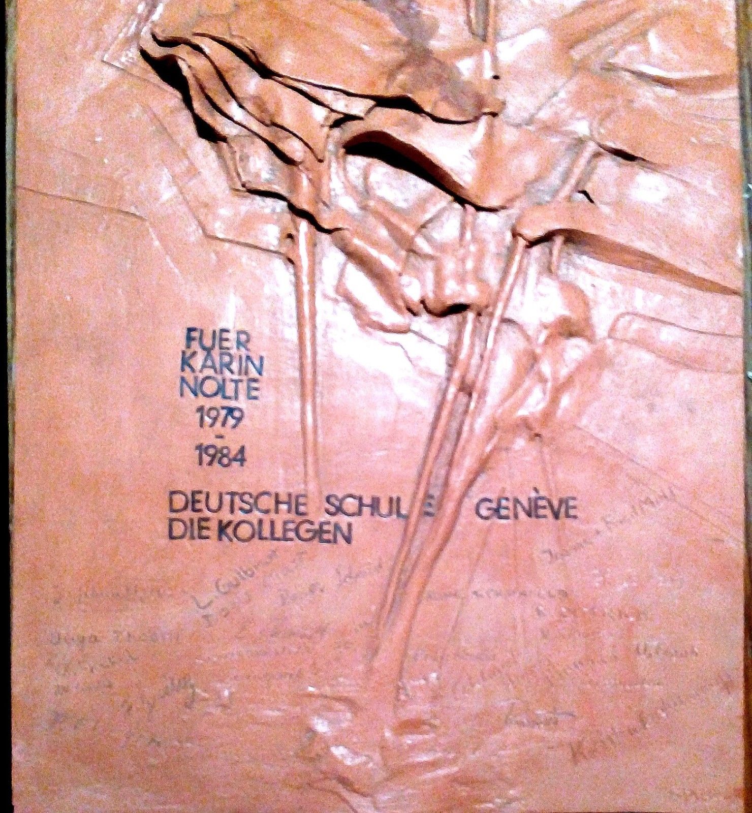 Piastra con bassorilievo Deutsche Schule Genève die Kollegen 1984 pezzo …
