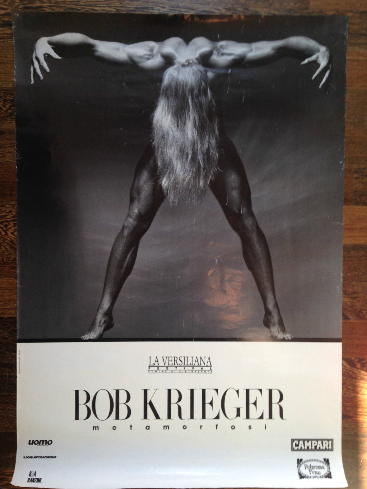 Poster della mostra fotografica di Bob Krieger Metamorfosi La Versiliana …