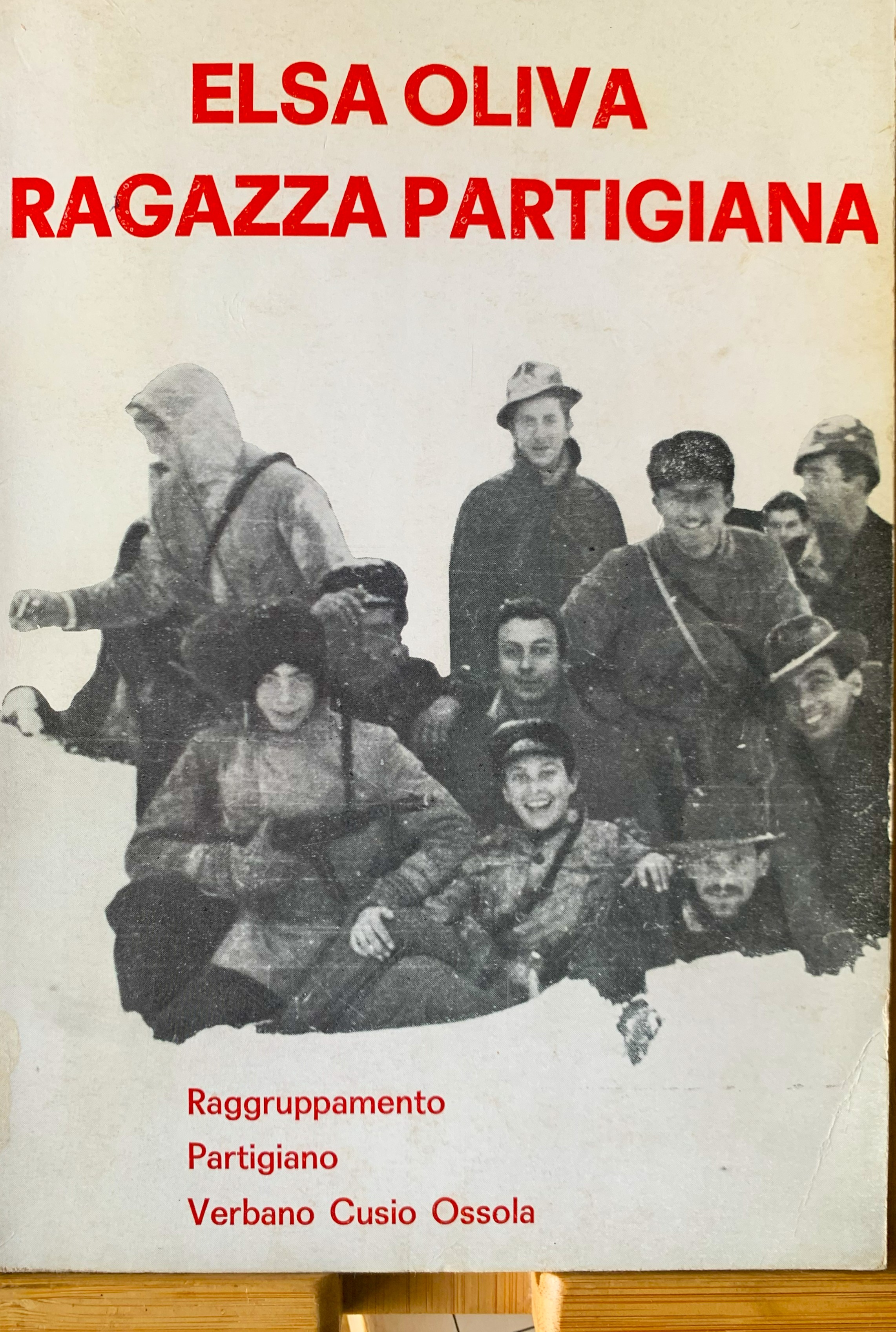 Ragazza partigiana con autografo di Elsa