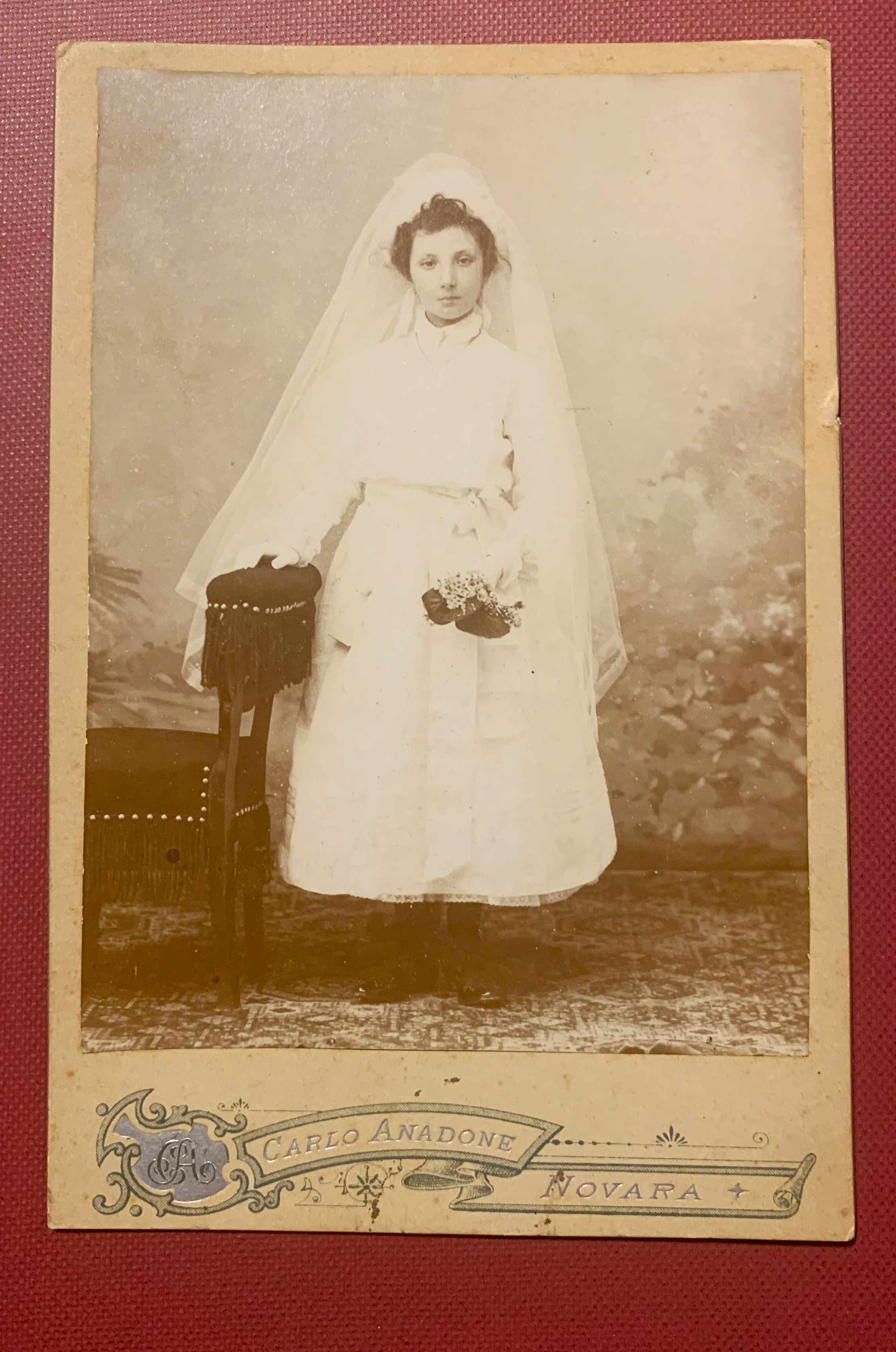 Ritratto di bimba con abito da prima comunione