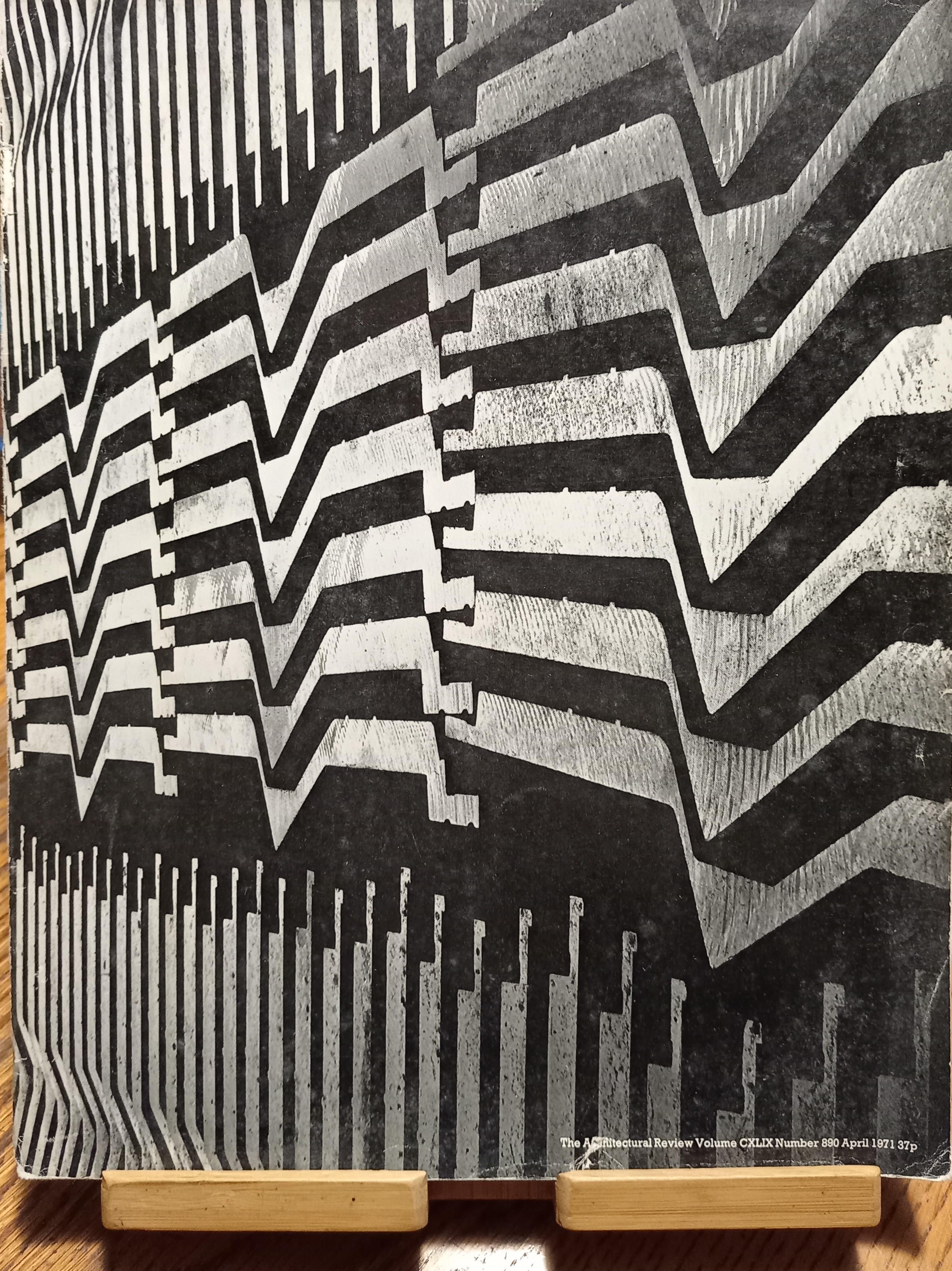 THE ARCHITECTURAL REVIEW N^ 890 April 1971