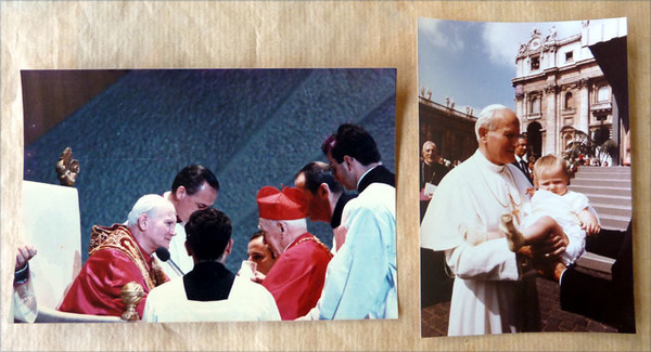 Ensemble de deux photos représentant l'une Jean-Paul II avec le …