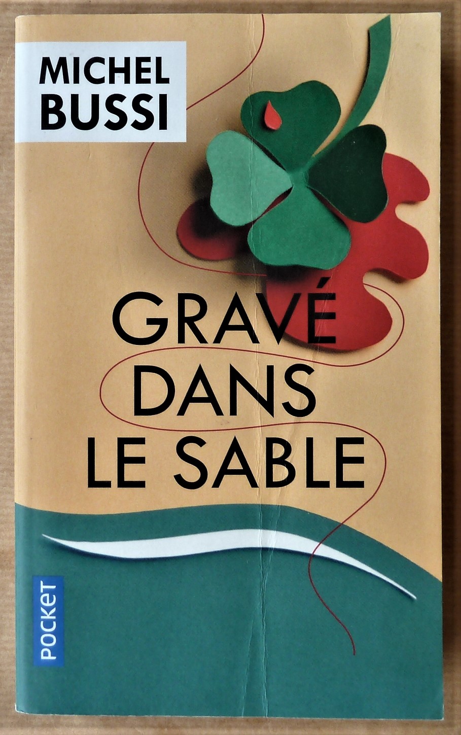 Gravé dans le sable.