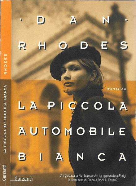 La piccola automobile bianca