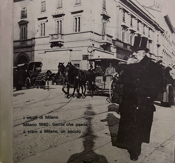 I vicoli di Milano. Milano 1980: Gente che passa. Il …