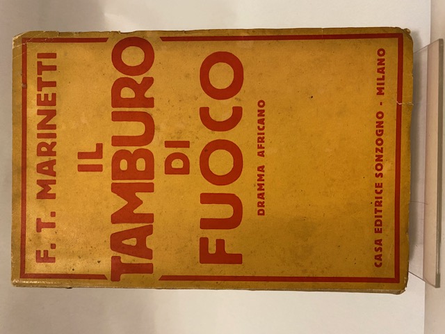 Tamburo di fuoco. Dramma africano di calore, colore, rumori, odori …