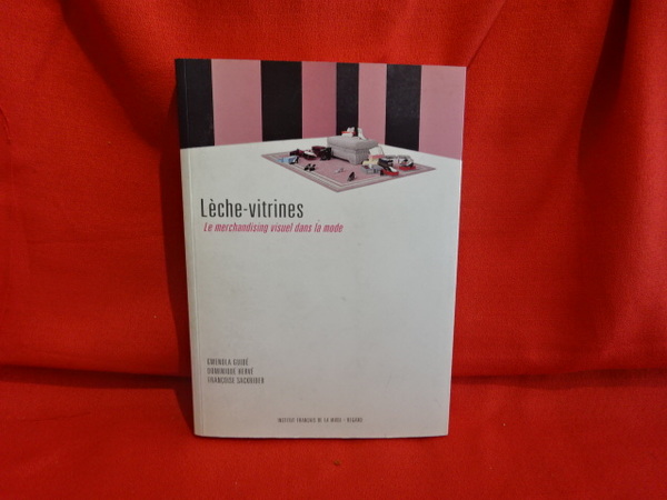 Lèche-vitrines. - Le merchandising visuel dans la mode.