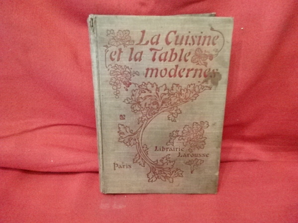 La cuisine et la table moderne.