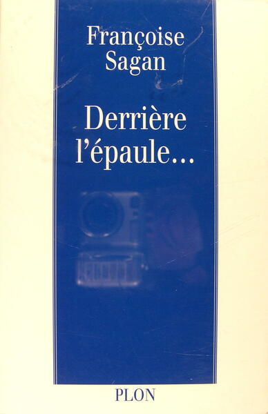 Derrière l'épaule.