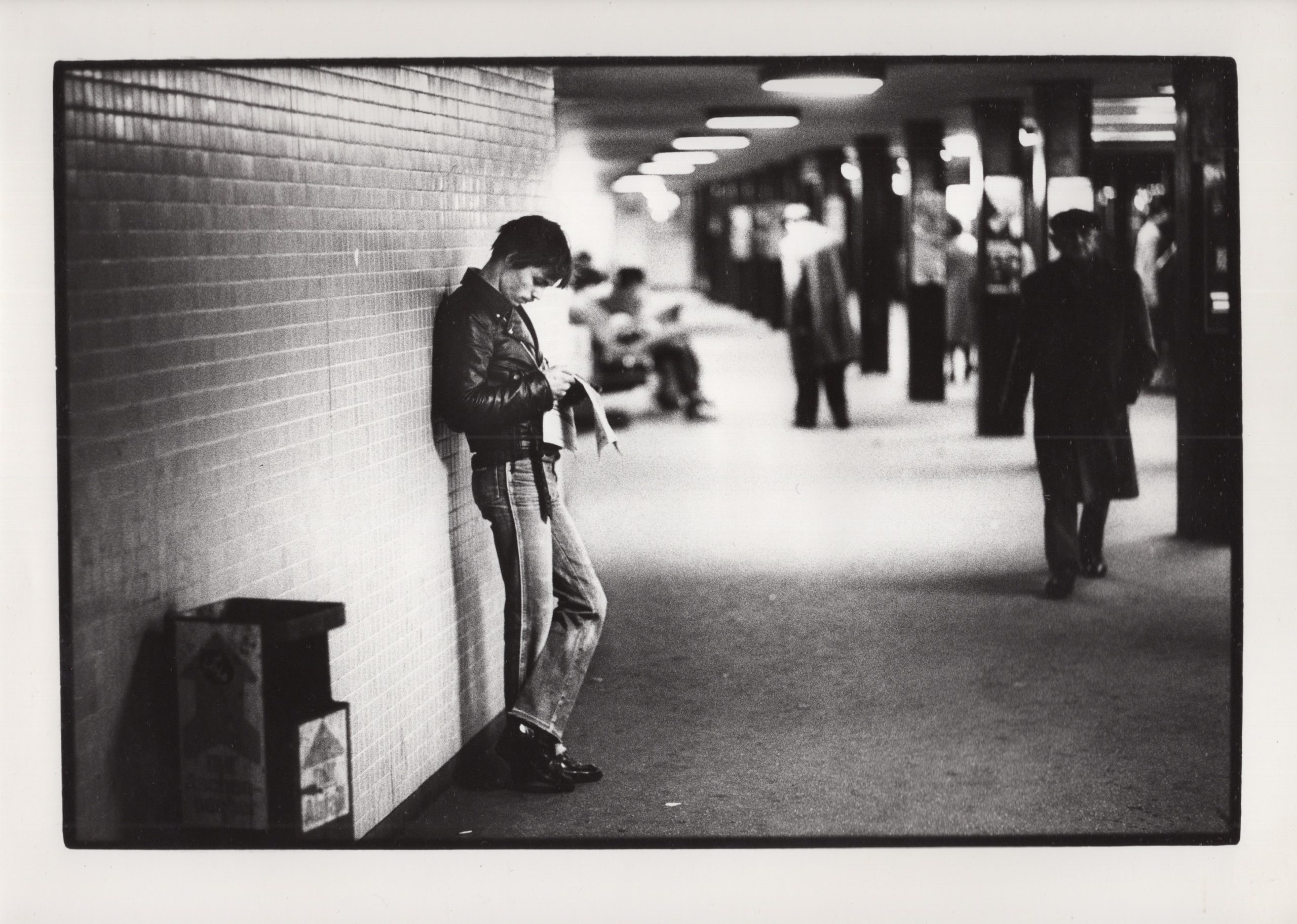 Berlino Ovest: prostituzione maschile nella metropolitana di Bahnhof-Zoo. Fotografia originale