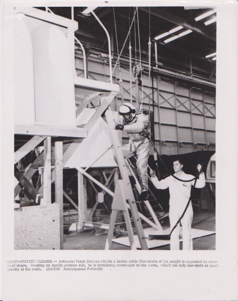 Frank Borman durante un addestramento con una tuta spaziale della …