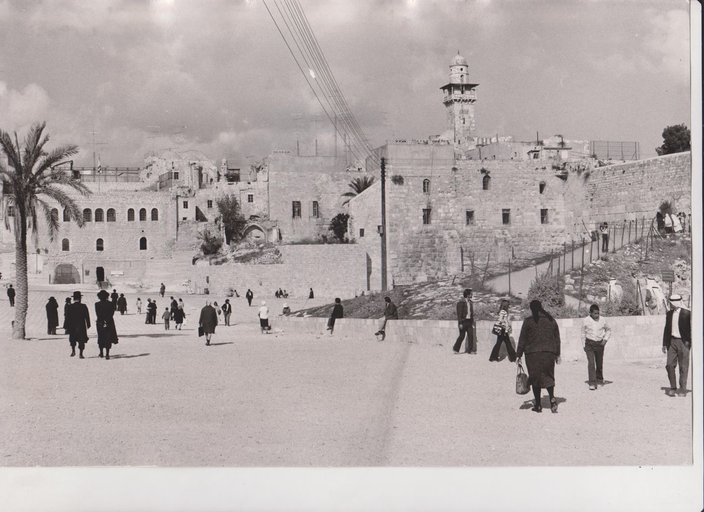 Gerusalemme, il grande piazzale antistante il Muro del Pianto. A …