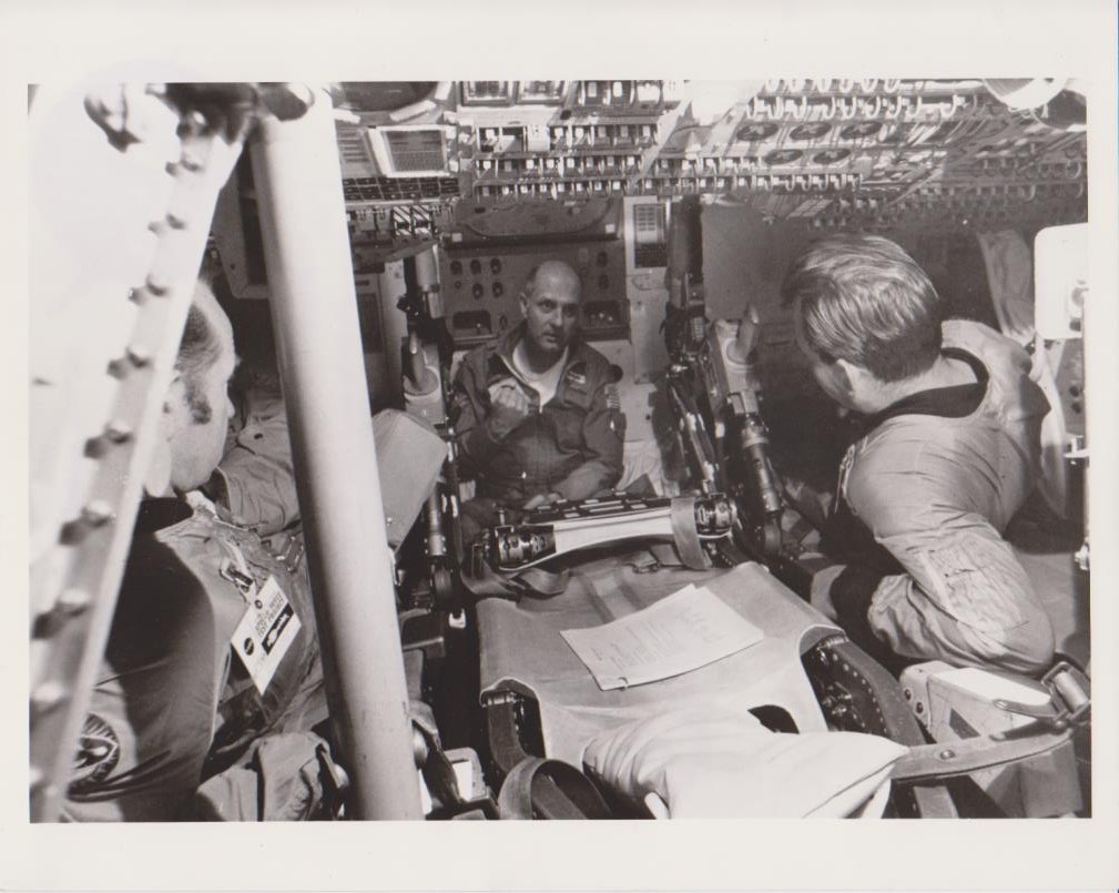 Astronauti russi Leonov e Kubasov e l'americano Stafford durante la …