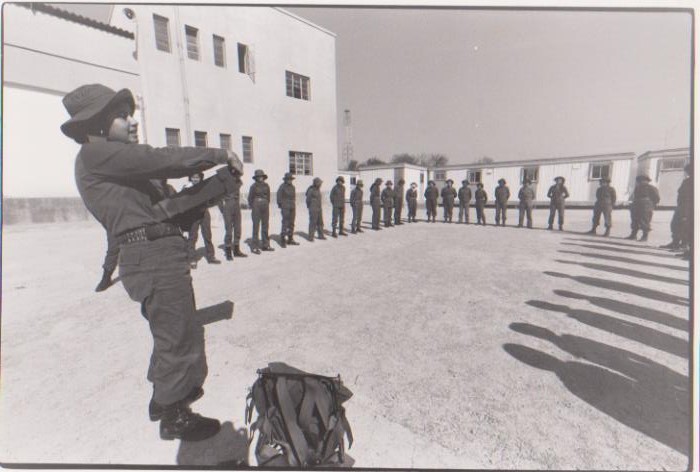 Addestramento militare femminile in un Liceo sperimentale di Tripoli, progetto …