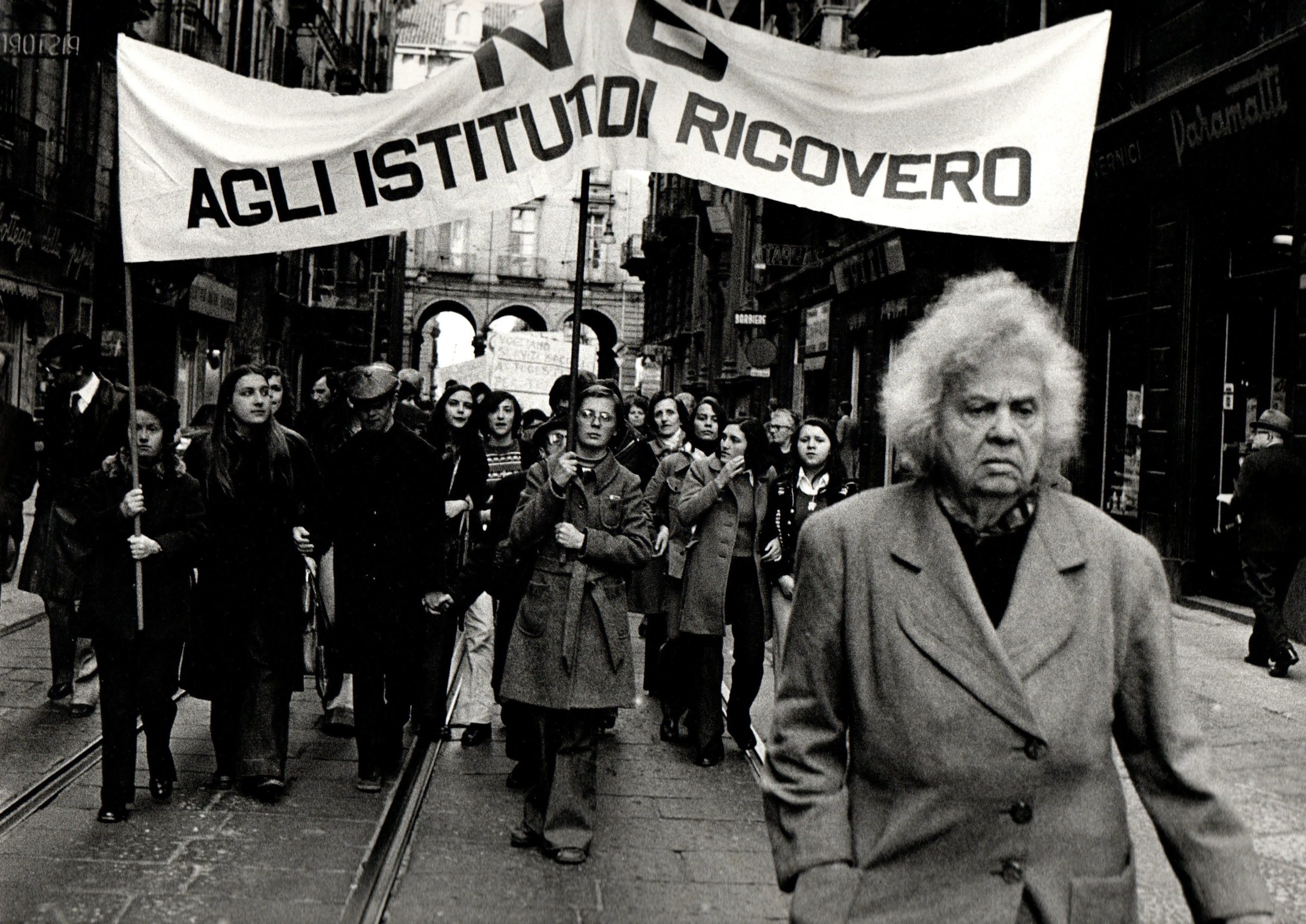 Manifestazione contro la speculazione degli istituti di ricovero