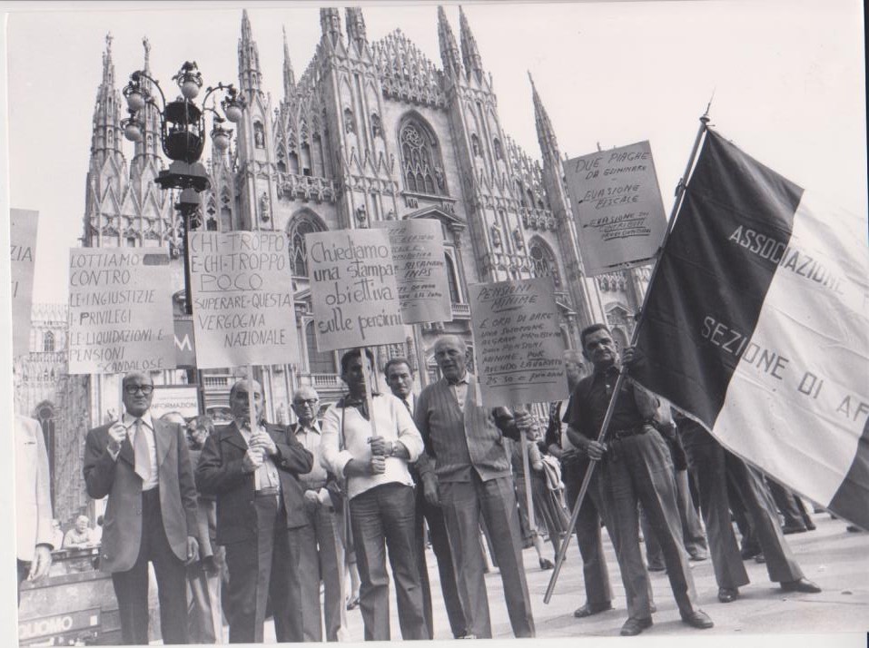 Manifestazione pensionati in Piazza Duomo a Milano