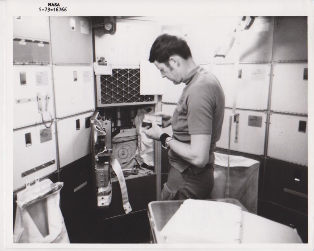 Manned Spacecraft Center, Controllo degli equipaggiamenti, Joseph P. Kerwin