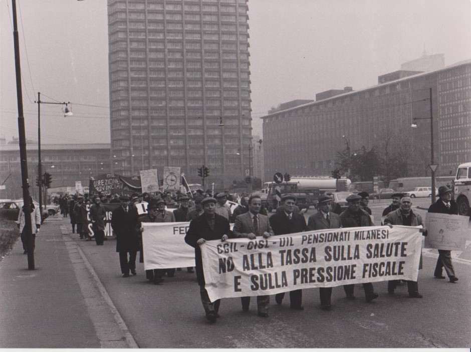 Pensionati in lotta a Milano contro la tassa sulla salute