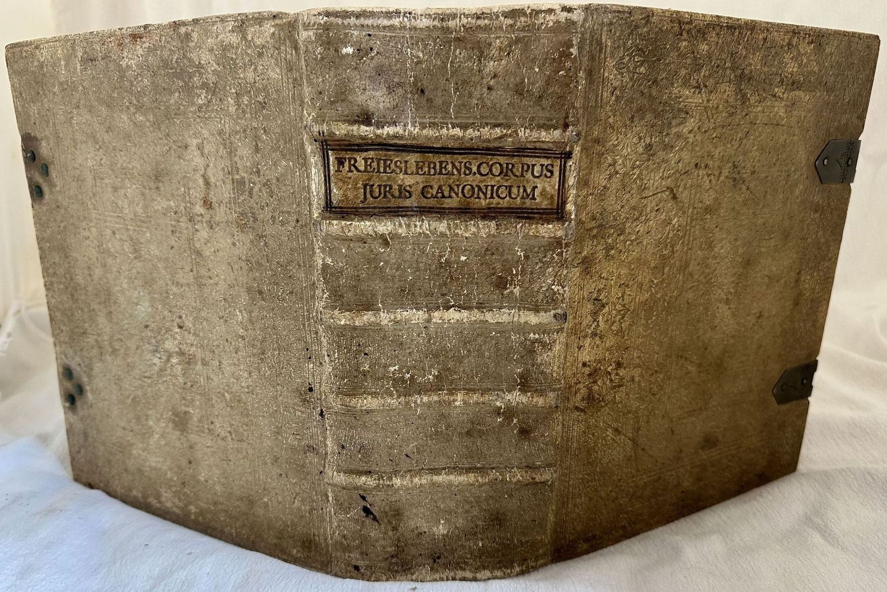 CORPUS JURIS CANONICI ACADEMICUM EMENDATUM ET NOTIS P. LANCELLOTTI IN …