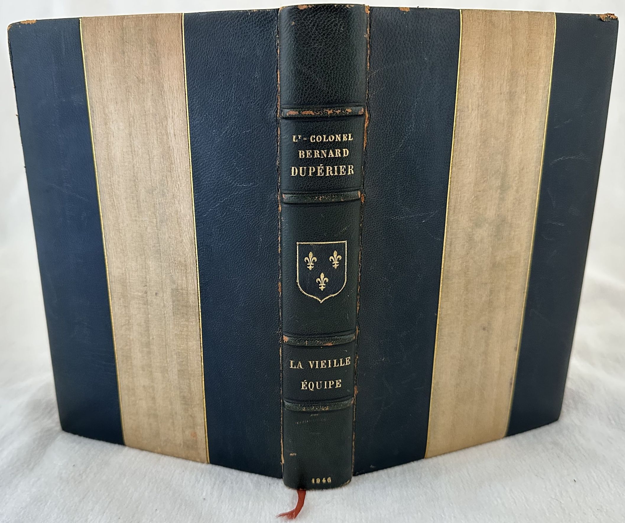 LA VIEILLE EQUIPE AVEC 8 PHOTOGRAPHIES HORS TEXTE UN CROQUIS …